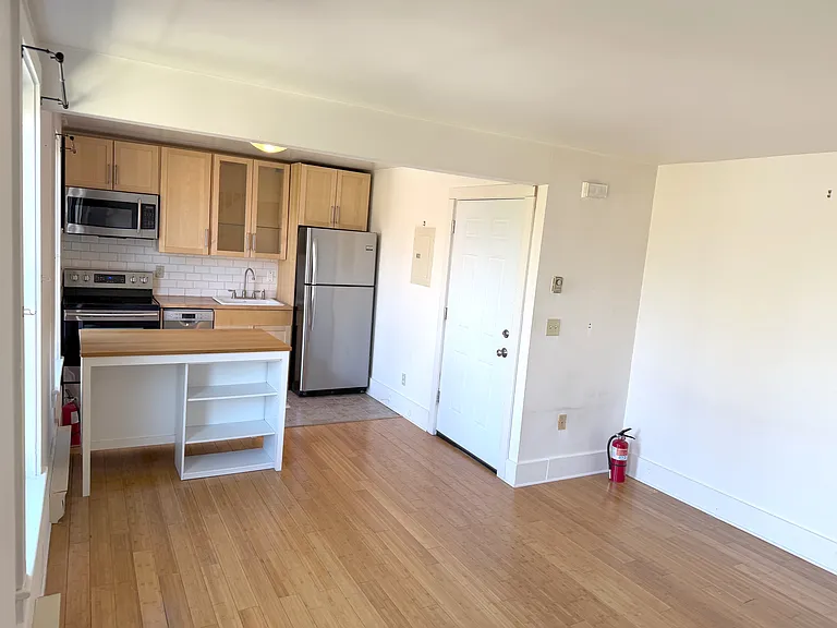 Kitchen/ Living Room