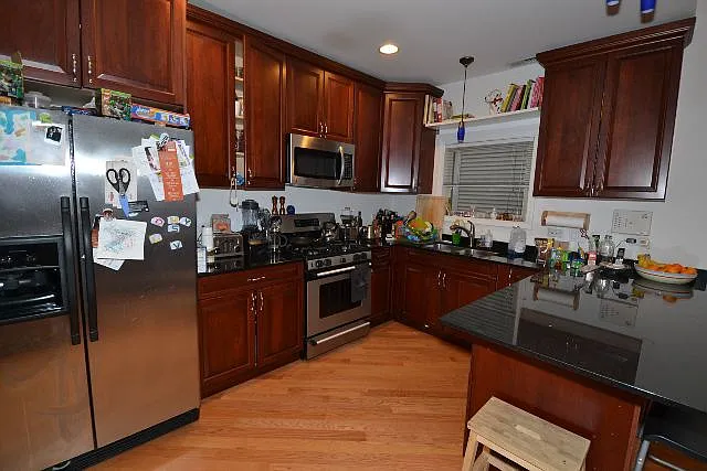 2 bed, 1000 sqft, $3,300 — Photo 2