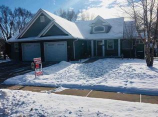 696 Clover Hill Ln, Le Claire, IA 52753
