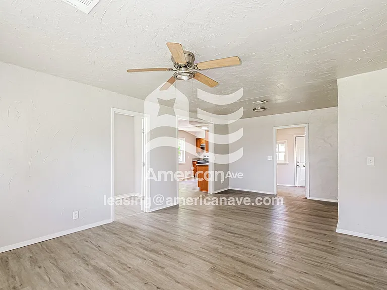 1073016_001_living_room_2.jpg