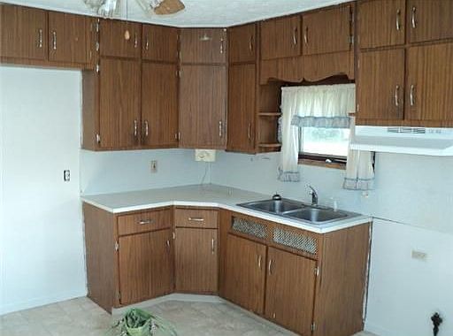 3rd image of 535 W Catalpa Dr