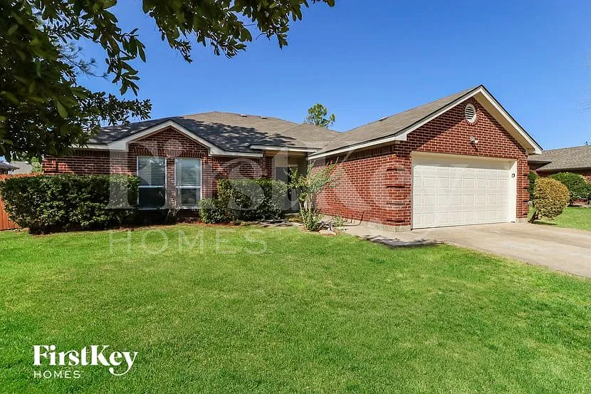 4 bed, 2.0 bath, 1647 sqft, $2,155 — Photo 2