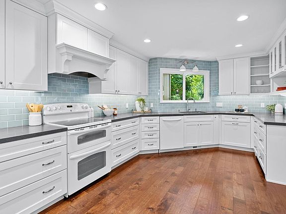 4th image of 1372 Meadow Court
