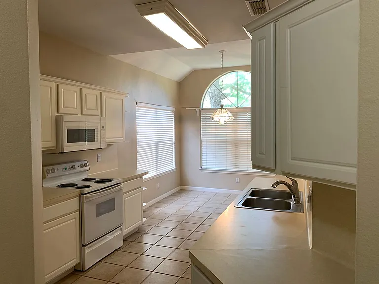 947 River Rock — Photo 2