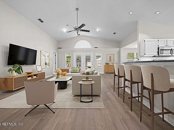 4th image of 2120 ST MARTINS Drive E