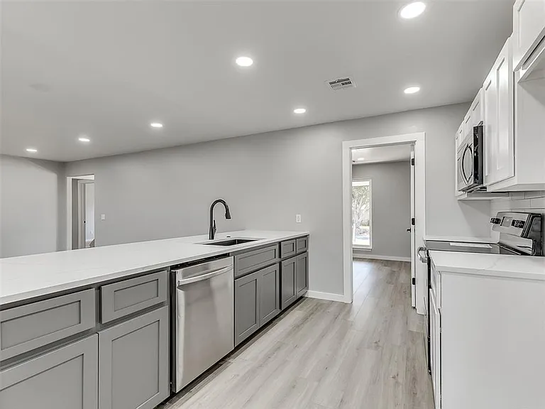 6917 Woodridge Ave — Photo 3