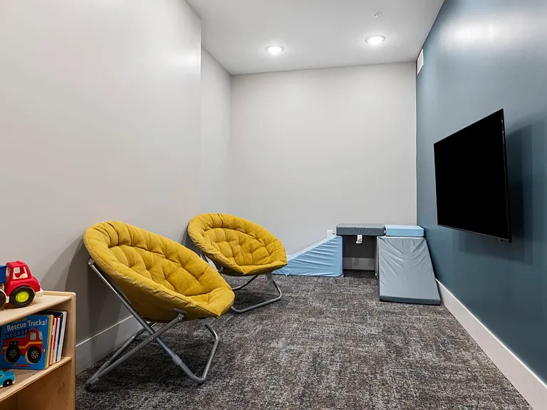 Axle Apartments — Photo 16
