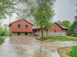 2727 Rolling View Rd, Stoughton, WI 53589