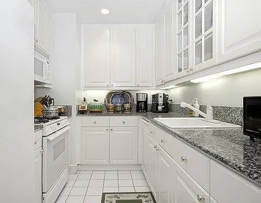 Rented by Luxus Manhattan Realty | media 7