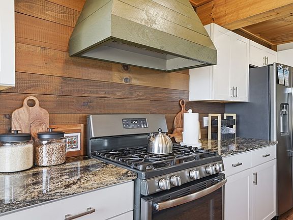 4th image of 199 Highland Cir