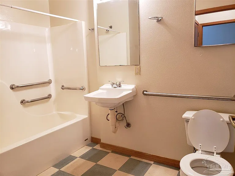 5020 Lillian Hwy #B — Photo 8