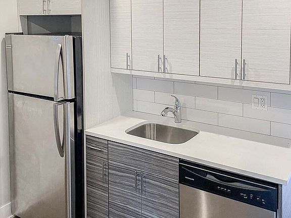3rd image of 3911 N Janssen Ave #3