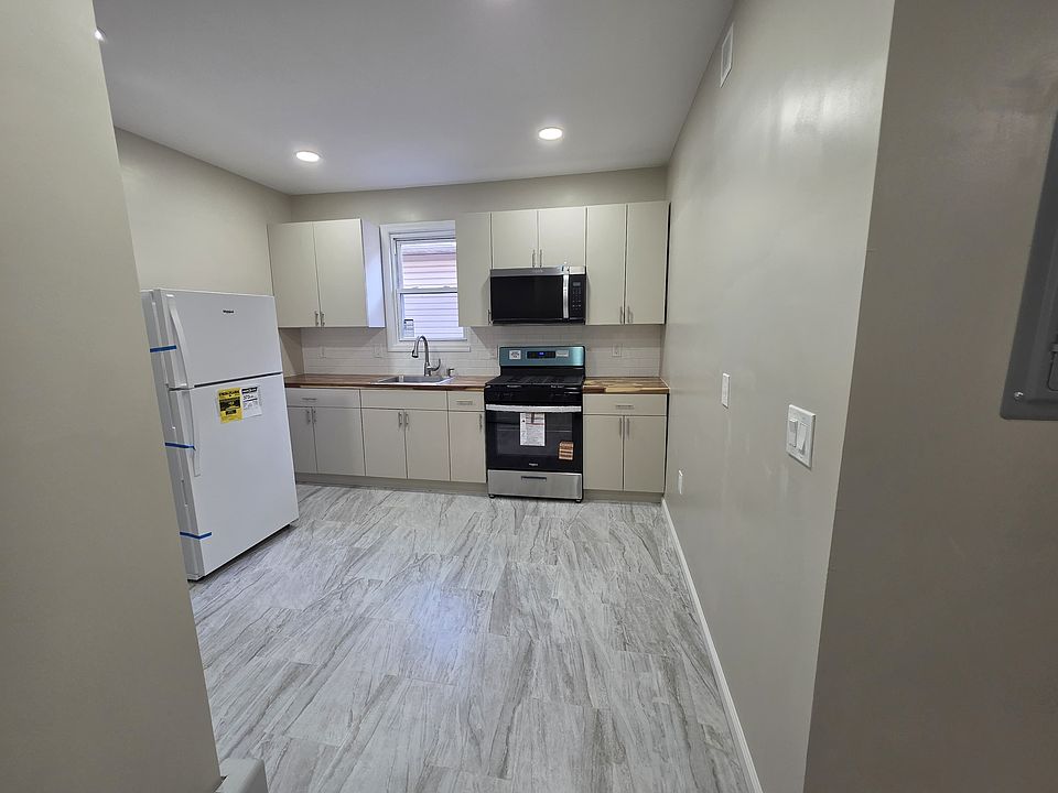 1st image of 607 Marshall St Floor 1