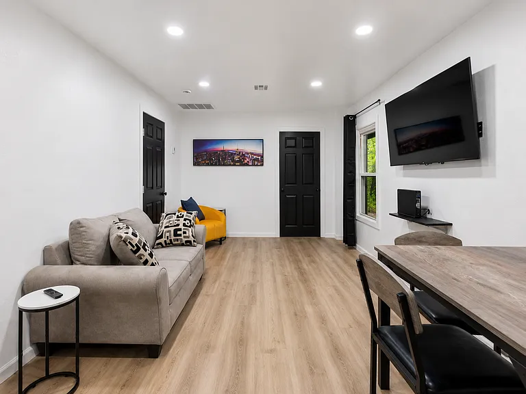 1522 NE 10th St — Photo 3