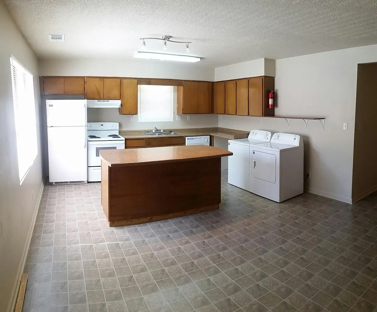 Building Photo - 21 University Pl #D