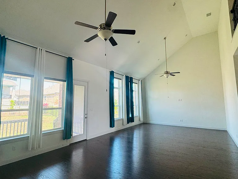 813 Palamos Dr — Photo 4