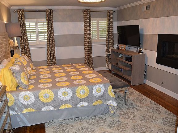 Master Bedroom w/fireplace