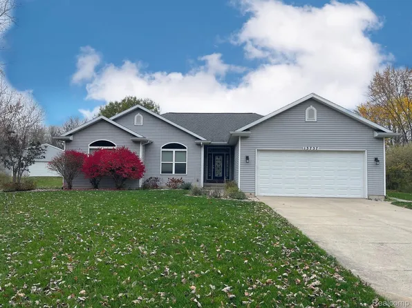 13737 Hamersley Dr, Bath, MI 48808