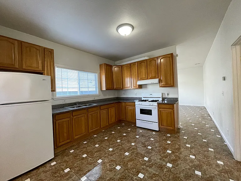 682 W Macarthur Blvd — Photo 11