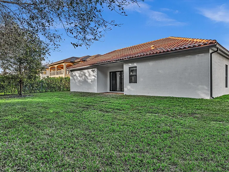 10630 SW 55th St — Photo 42