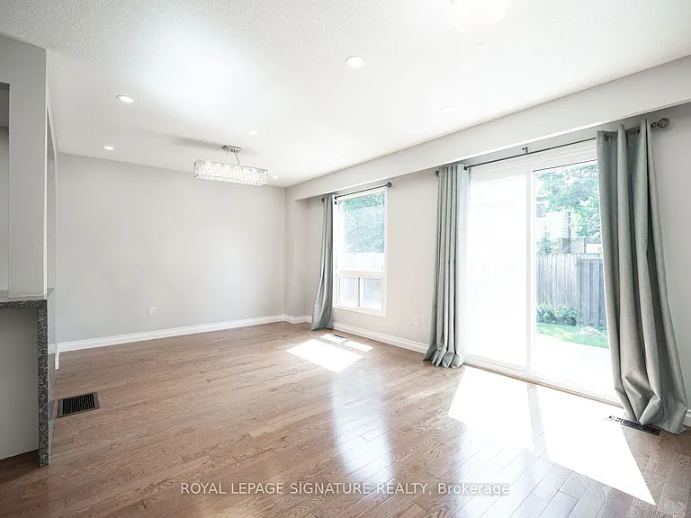 447 Ontario St N — Photo 8