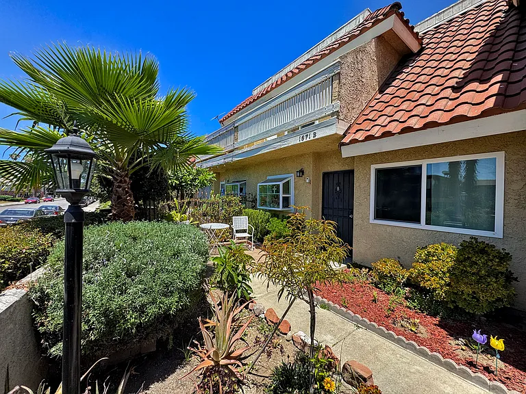 1671 E Kingsley Ave #B — Photo 1