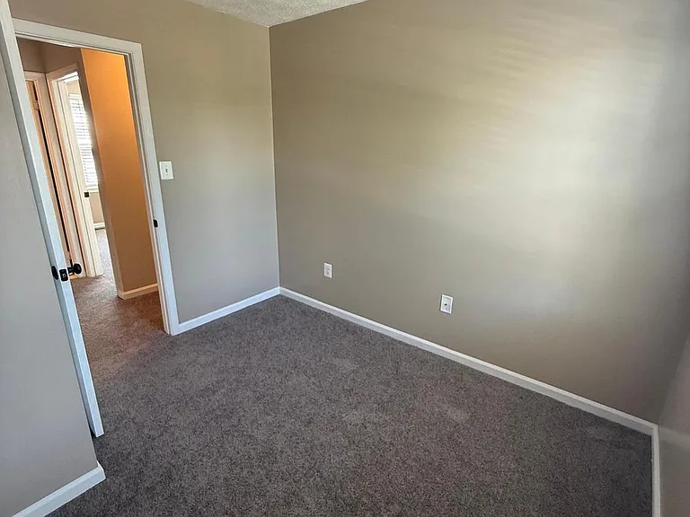 805 London Ct — Photo 31