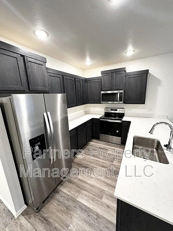 4 bed, 4.5 bath, 2000 sqft, $2,095 — Photo 3
