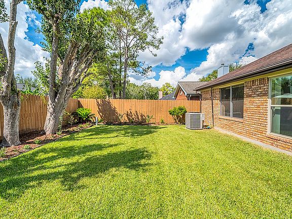 4th image of 16014 Surrey Woods Dr