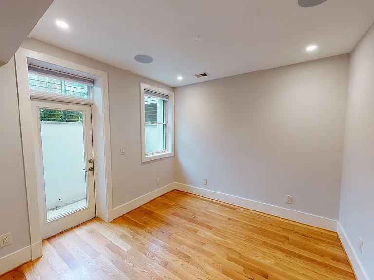 643 Lamont St NW #B — Photo 12