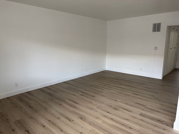 3rd image of 18337 Kittridge St #2