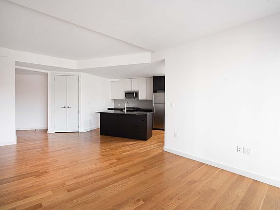 4th image of 3143 Vernon Blvd #617