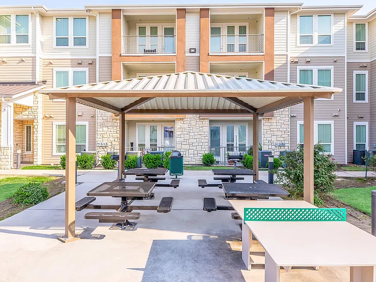 Green Oaks Apartments — Photo 5