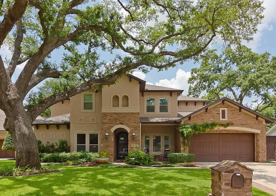 Fabulous Spring Valley Village home located on a cul de sac street. Majestic live oak and profession