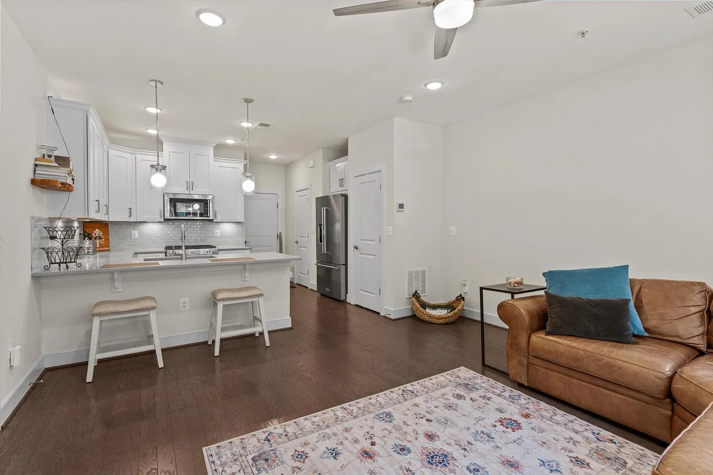 3 bed, 2.5 bath, 1700 sqft, $3,950 — Photo 4