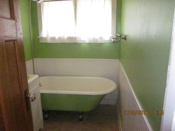 Claw tub bath-shower