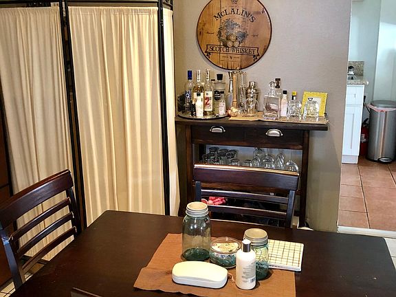 Dinning doom with wood fireplace