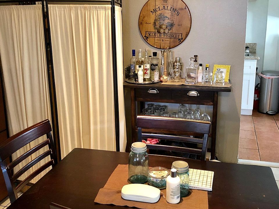 Dinning doom with wood fireplace