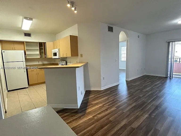 1002 Belmont Ln #1002 — Photo 5