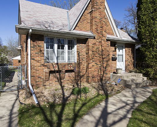 4th image of 3233 Sheridan Ave N