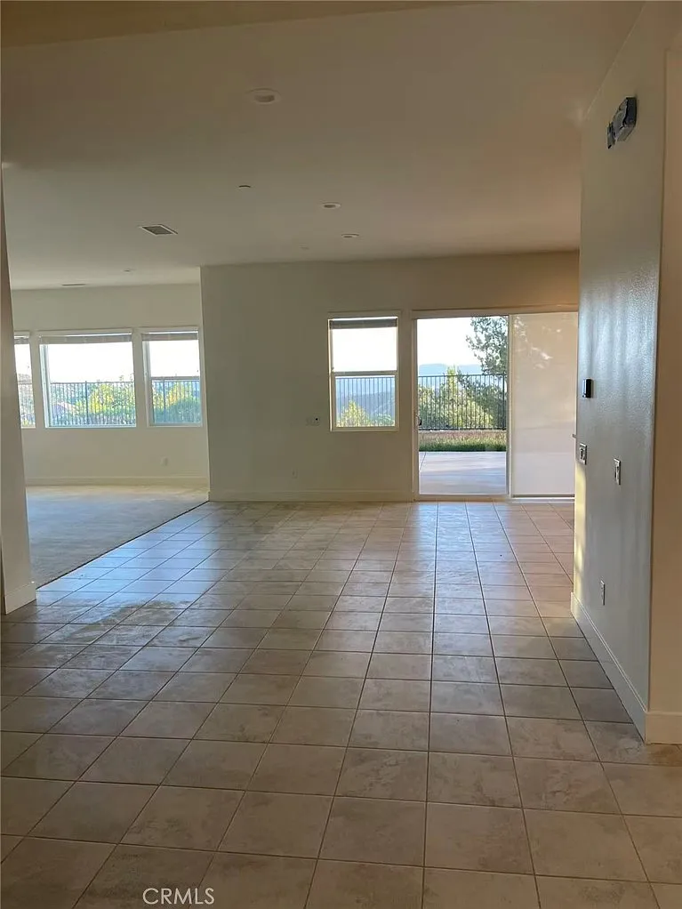 5 bed, 3371 sqft, $5,300 — Photo 3