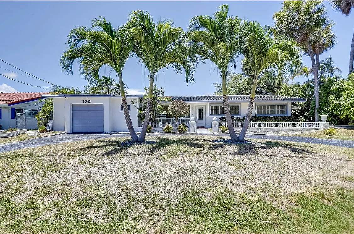 3 bed, 2.5 bath, 1612 sqft, $5,990 — Photo 3