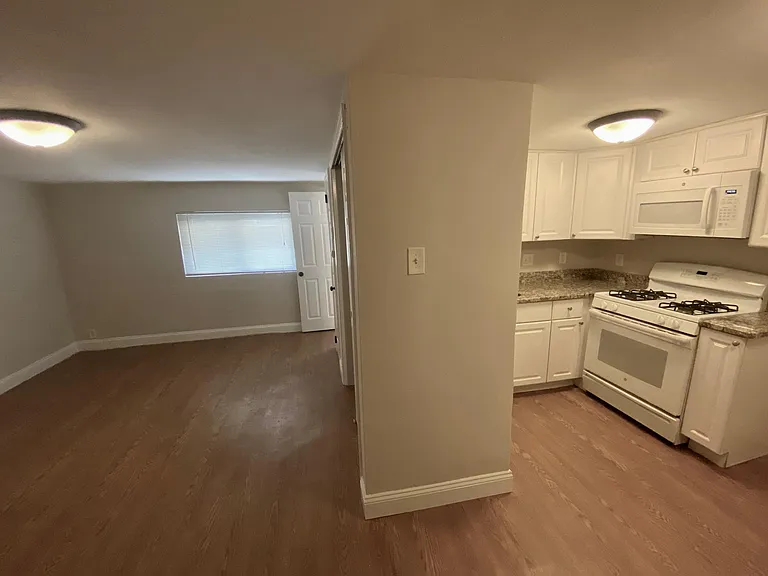 614 Forest Ct #B — Photo 3