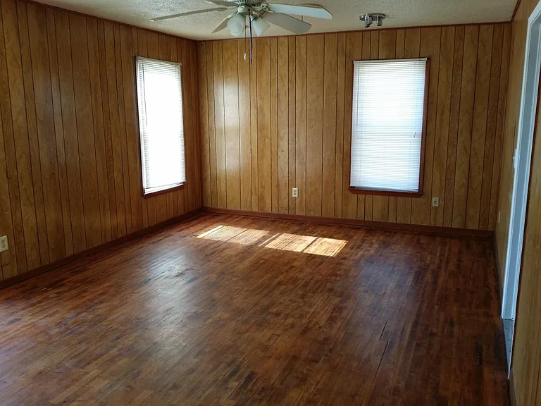 907 E Avenue G — Photo 12