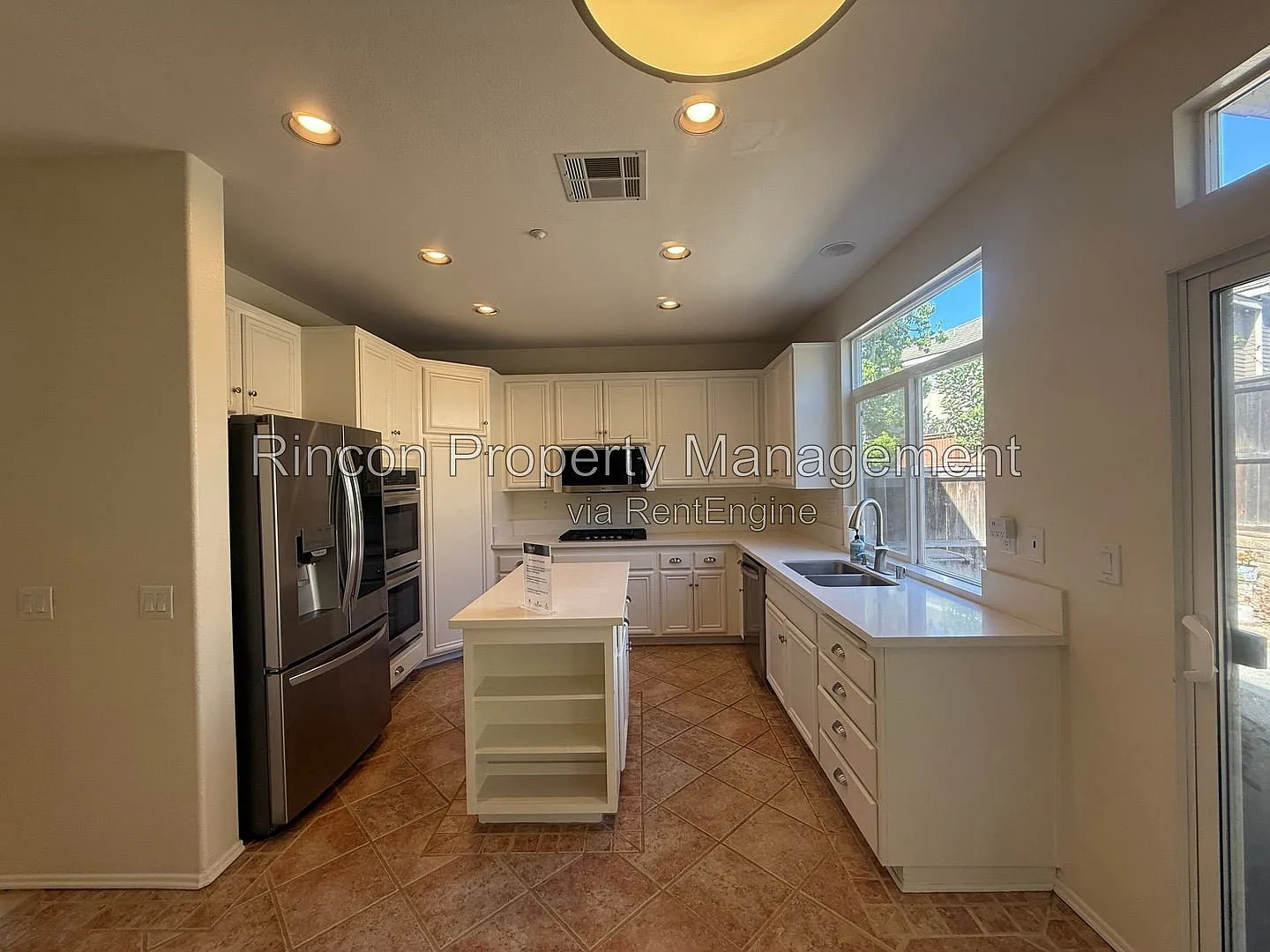 3 bed, 2.5 bath, 2140 sqft, $3,995 — Photo 2