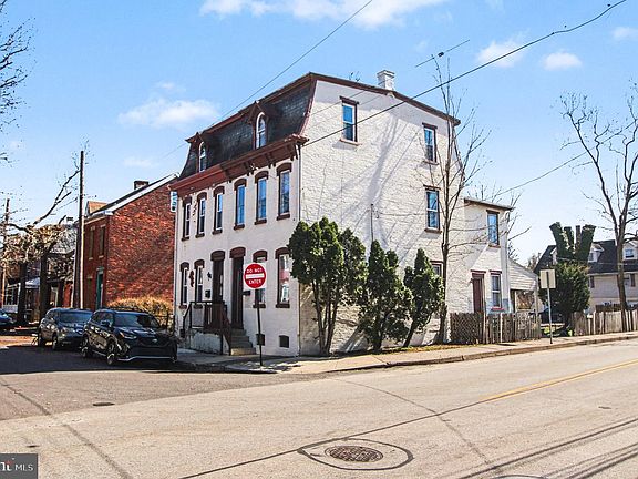 3rd image of 2 Walnut St