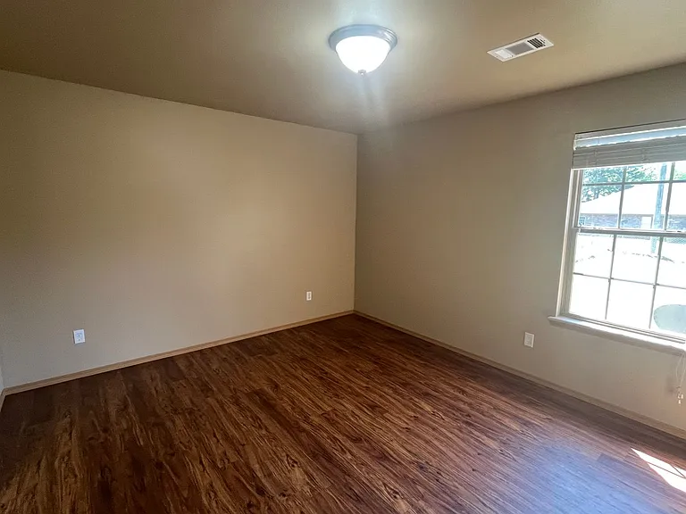 815 W 14th St — Photo 12
