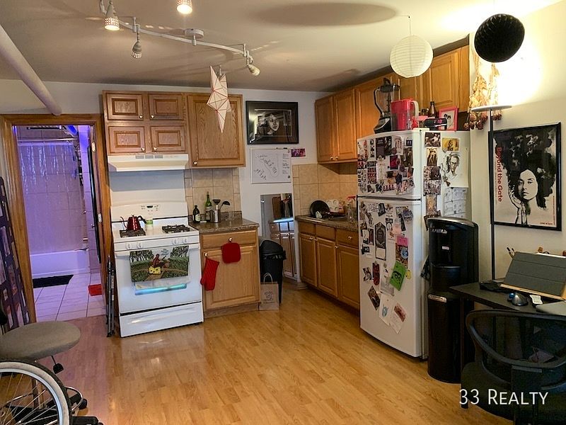 1st image of 822 N Leavitt St