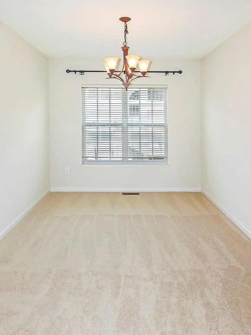 4 bed, 2.5 bath, 2116 sqft, $2,400 — Photo 3