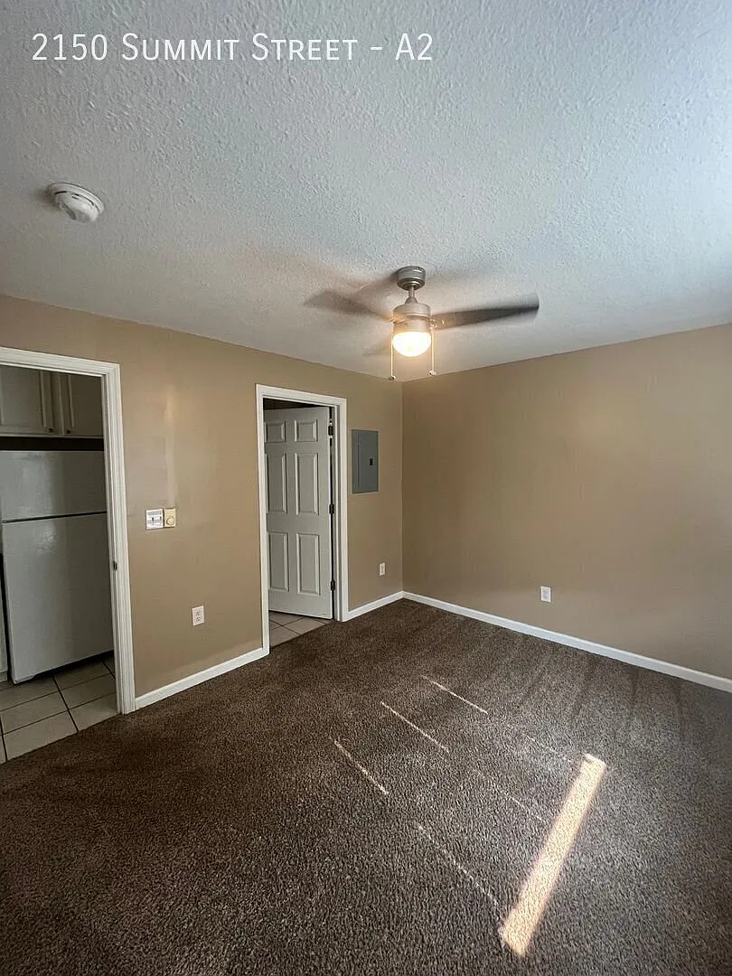 Convenient 1 Bed 1 Bath Apartment - Available Fall — Photo 4